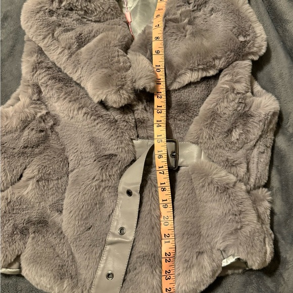 Winter 2025 women’s Belted Faux Fur Sleeveless Vest - Picture 8 of 9